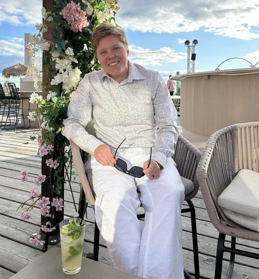 Maria rentoutuu kesäisellä terassilla
